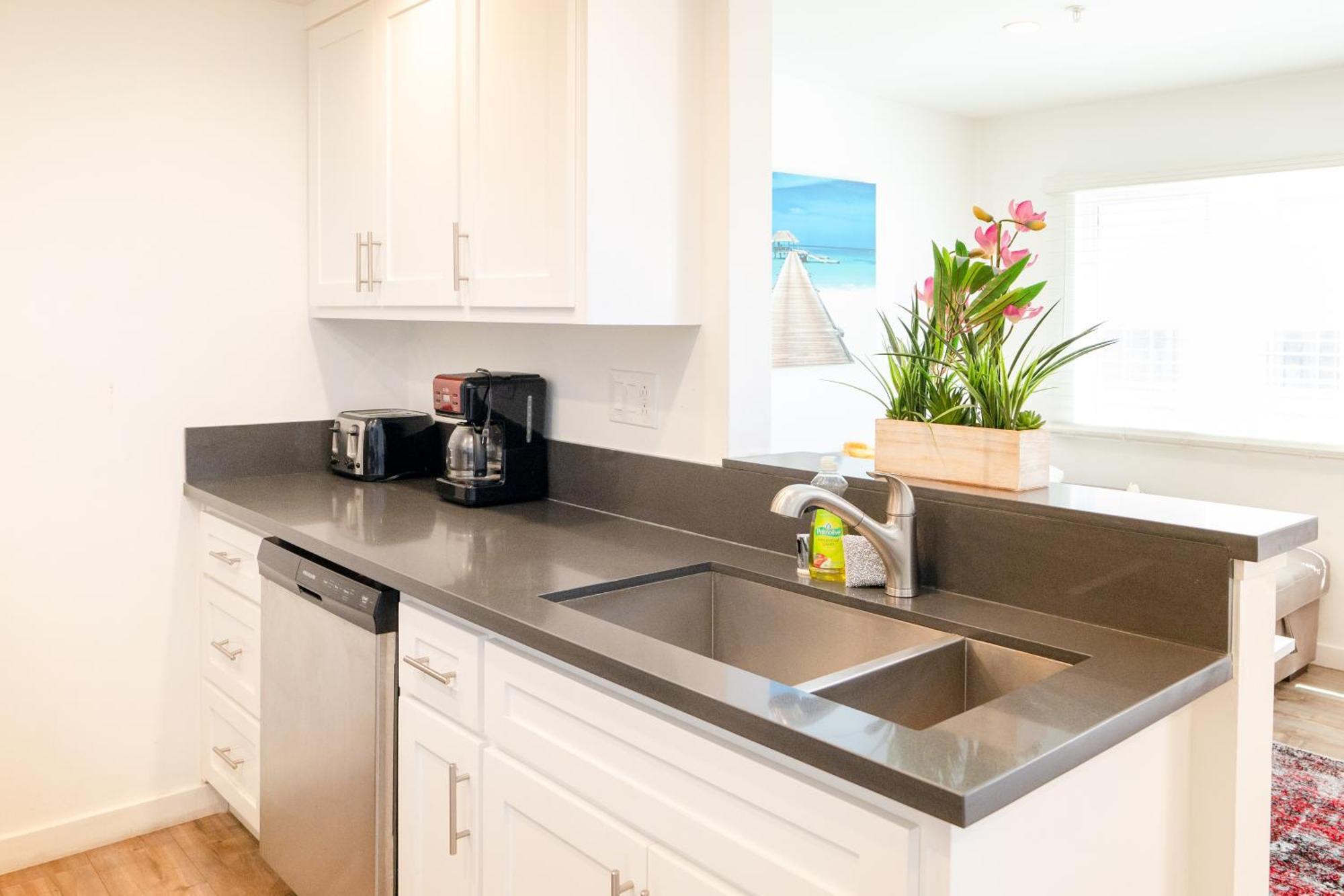 Cozy Stylish 1-bedroom In Hollywood With Free Gated Parking Apartment *