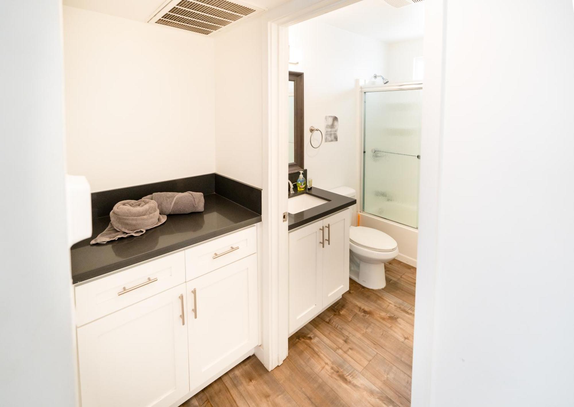 Cozy Stylish 1-bedroom In Hollywood With Free Gated Parking Apartment Los Angeles